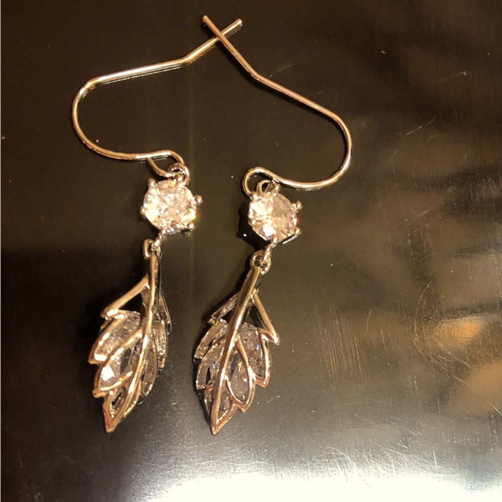 Exquisite Fashion Silver Plated 4A Zirconia Leaf-Shaped Dangle Earrings